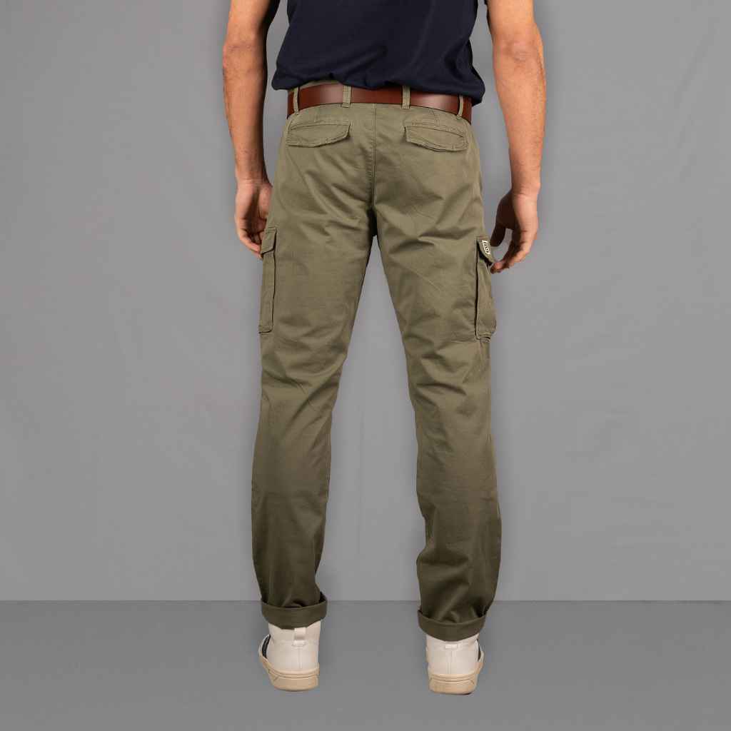 model wears  para-daiza khaki cargo pant 