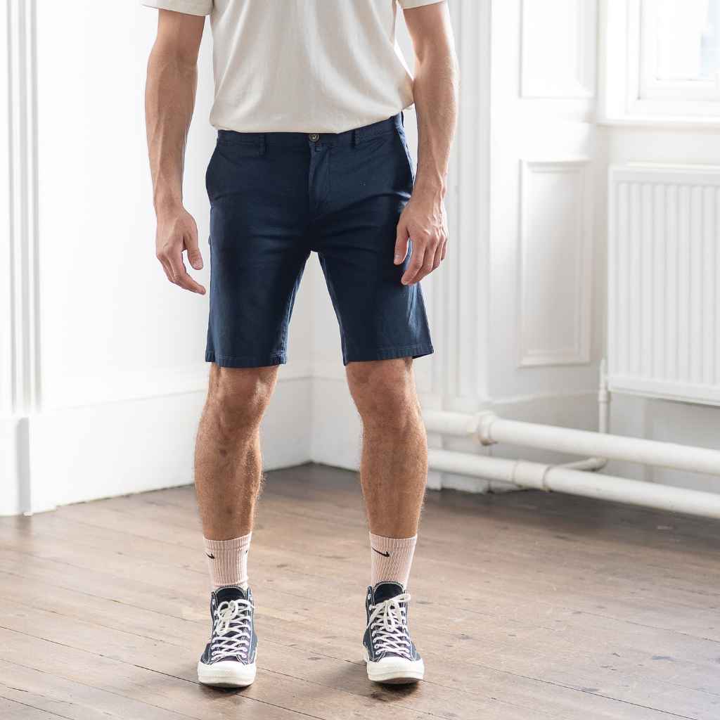 paradaiza model wears navy shorts and com des garcon converse 