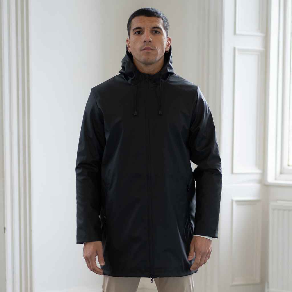 model wears fully waterproof black para-daiza parka jacket