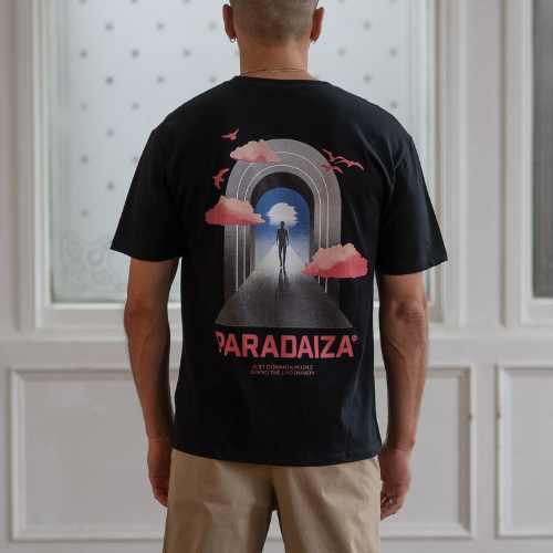 Person wearing a black t-shirt with a graphic design and 'Paradaiza' branding.