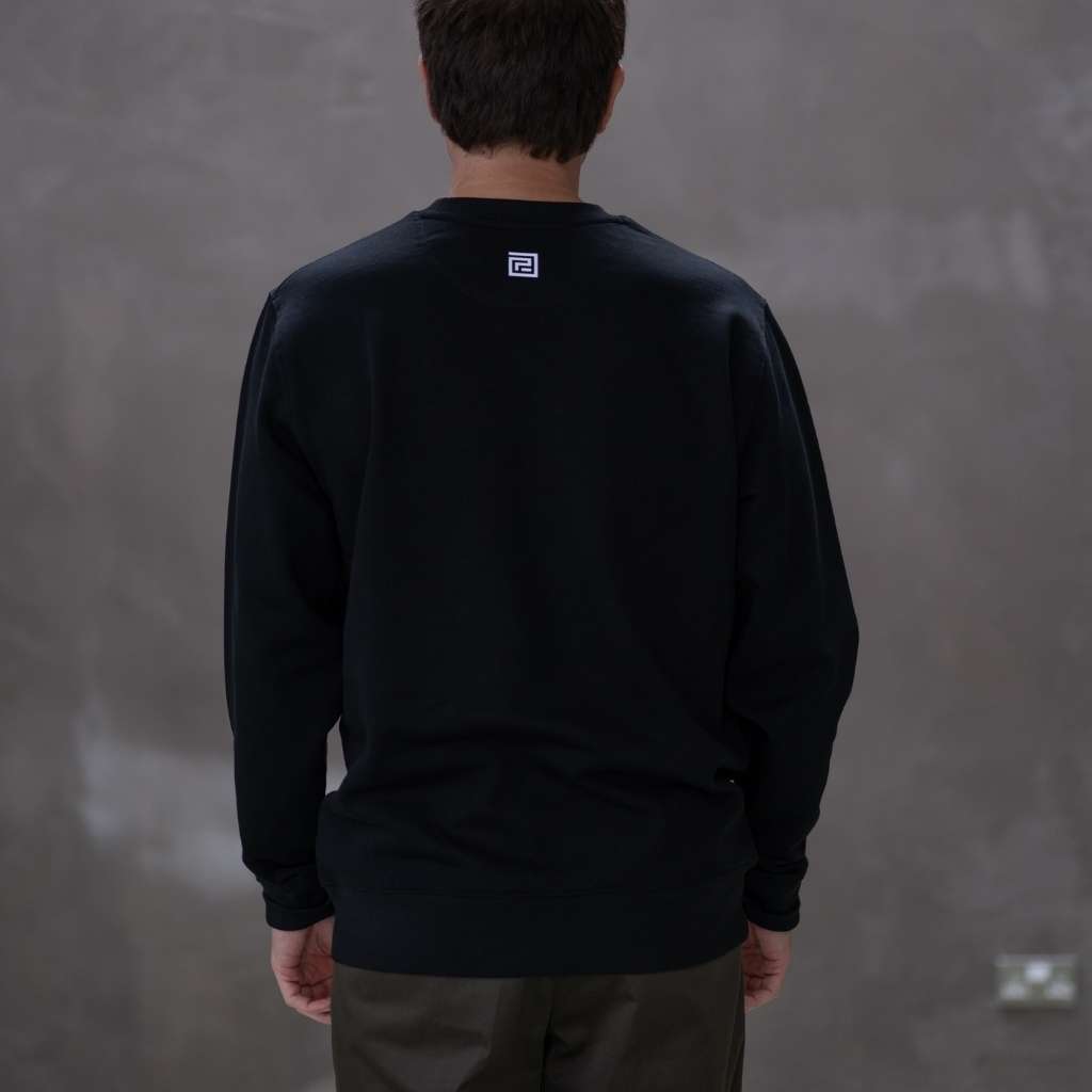 Person wearing a paraddaiza black long-sleeve sweatshirt 